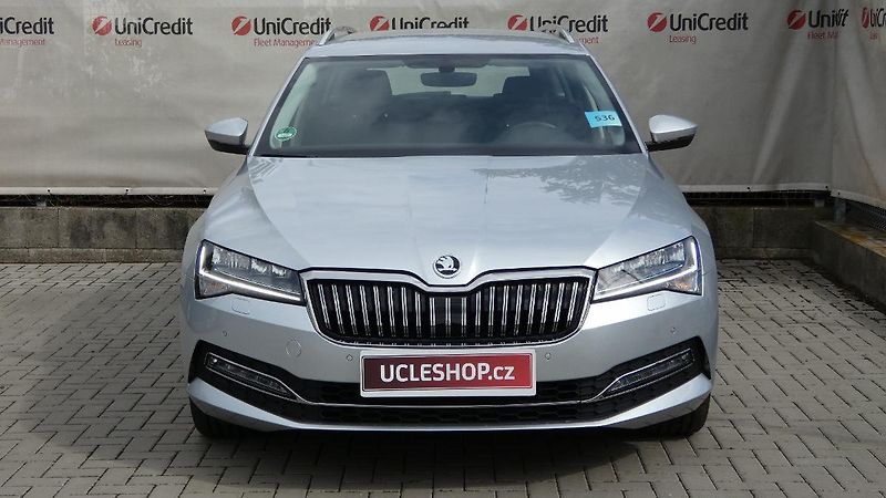 Škoda Superb Combi 2,0 TDI DSG Style - fotka 2 z 24