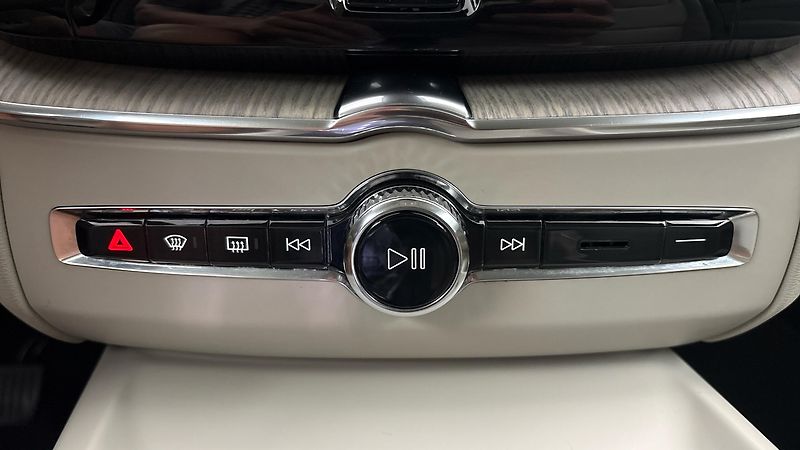 Volvo XC60 2.0 B4 AUT AWD Inscription - fotka 13 z 29