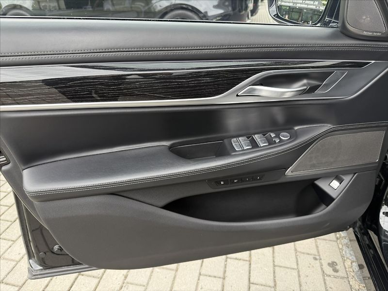 BMW Řada 7 3,0 xDrive 740d - fotka 10 z 39