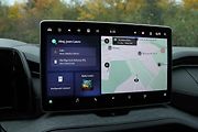 Infotainment pracuje rychle, logicky a hlavně stabilně.