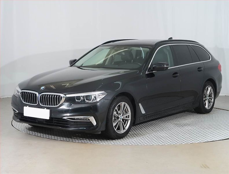 BMW Řada 5 (2019) Luxury Line 530d xDrive - fotka 2 z 24