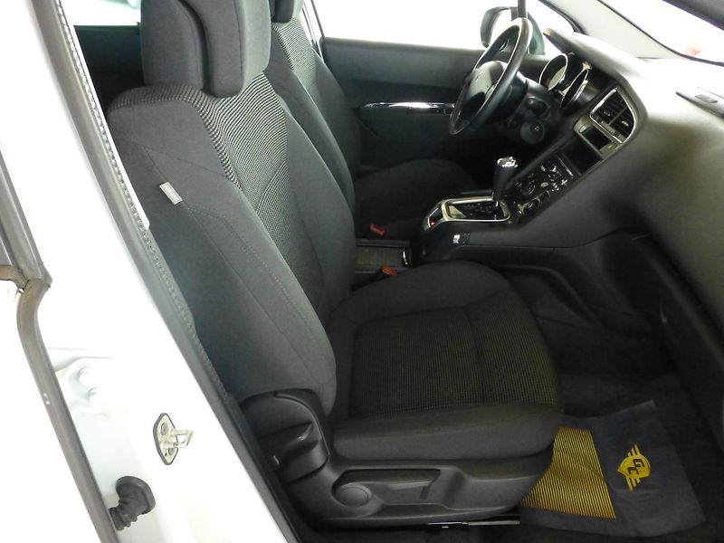 Peugeot 5008 (2014) 1,6HDI*NAVIGACE.*PARKS**NEW - fotka 18 z 24