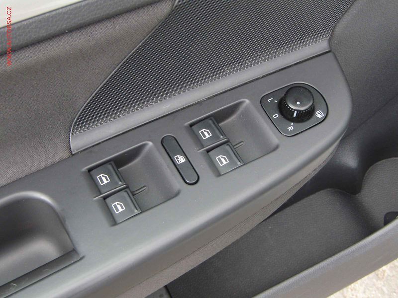 Volkswagen Golf (2008) 1.6i, Klima, STK2/28 - fotka 11 z 20