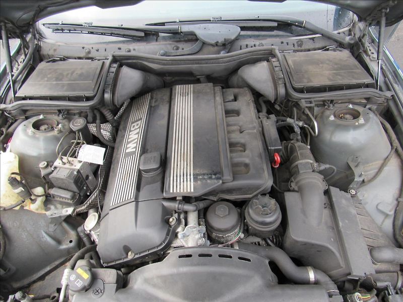BMW Řada 5 2,5 525i Steptronic Exklusiv - fotka 25 z 28