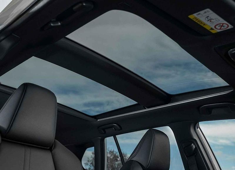 V terénu opravdu pomůže silnější zadní elektromotor