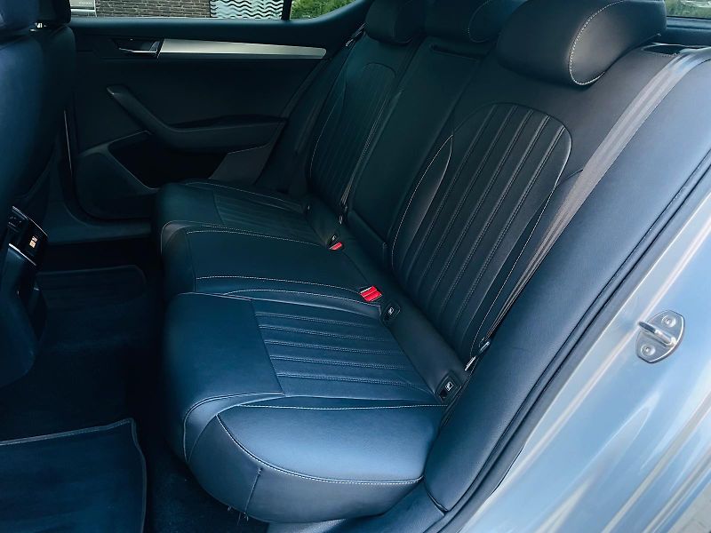 Škoda Superb 2.0TDI AUTOMAT SENZORY LED - fotka 35 z 49