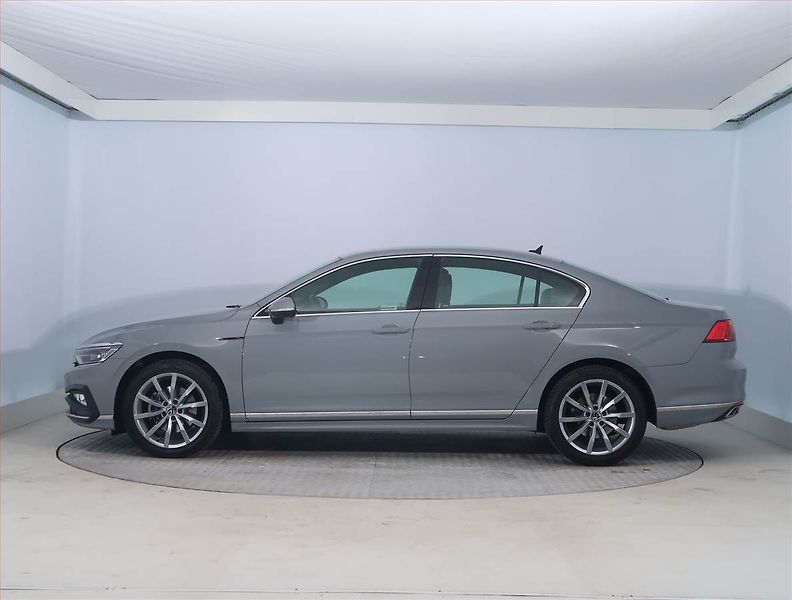 Volkswagen Passat (2022) R-Line 2.0 TSI - fotka 3 z 23