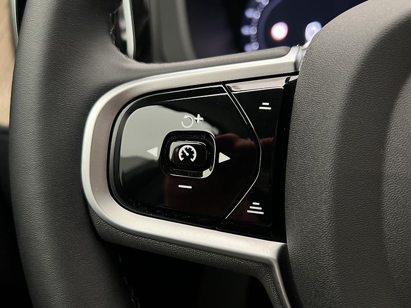 Volvo XC60 B5 AWD DARK PLUS AUT CZ - fotka 25 z 49