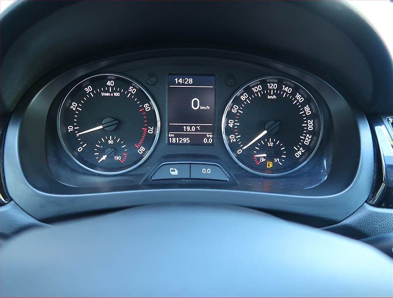 Škoda Rapid (2014) Spaceback 1.2 TSI, Xenony - fotka 11 z 15