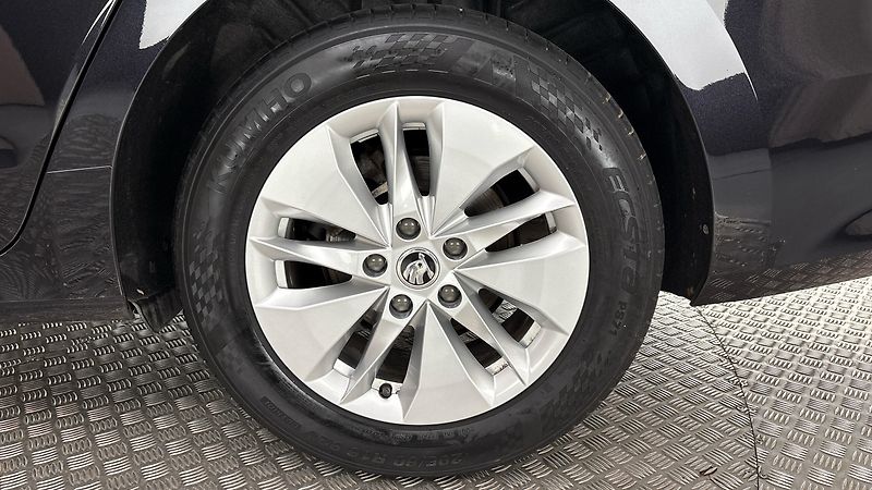 Škoda Octavia 2.0 TDI Ambition Combi - fotka 19 z 23