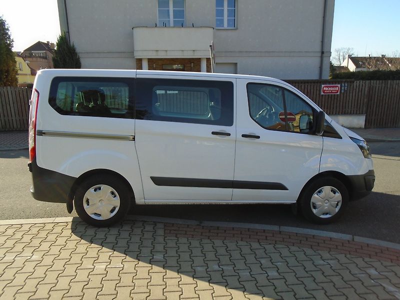 Ford Transit Custom (2015) 2.2 TDCi 9 míst BUS - fotka 4 z 23
