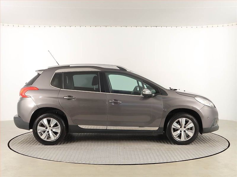 Peugeot 2008 (2015) 1.2 PureTech, Navi, Tempomat - fotka 6 z 17