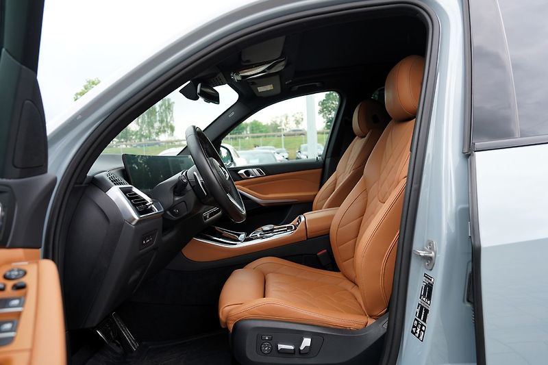 BMW X5 M60i xDrive/AT9/21/530 PS - fotka 25 z 45