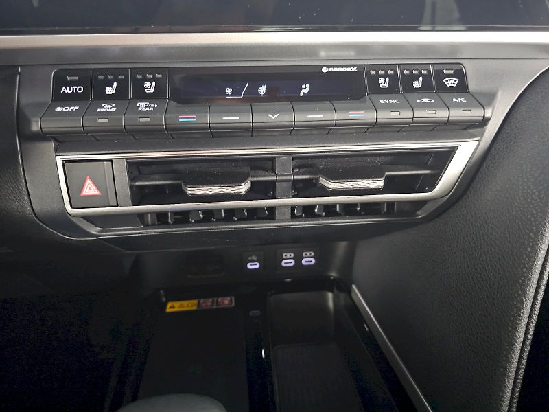 Toyota Camry (2025) 2.5HEV 230k PRESTIGE - fotka 21 z 27