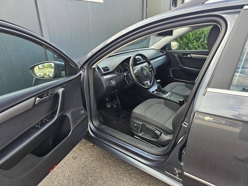 Volkswagen Passat 2.0 TDI 103kW,TEMPOMAT,SERVIS - fotka 16 z 50