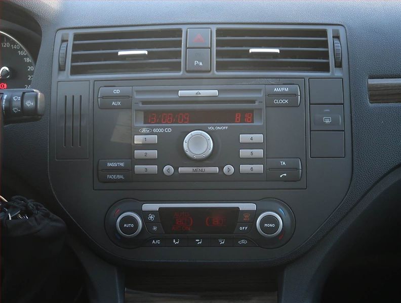 Ford C-MAX (2008) Ghia 1.6 TDCi, Tažné, Klima - fotka 12 z 17