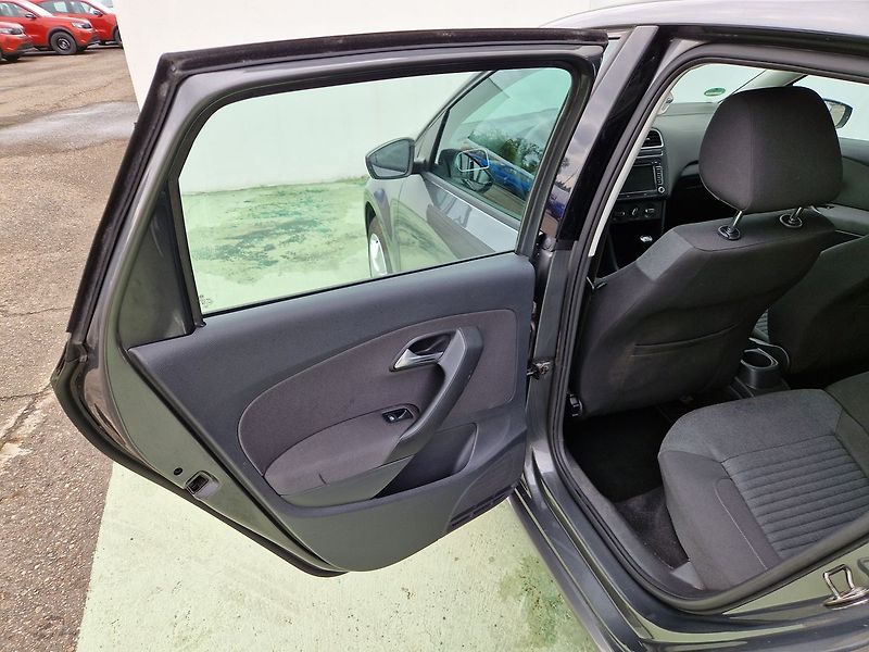 Volkswagen Polo Comfortline 1.4 - fotka 23 z 34