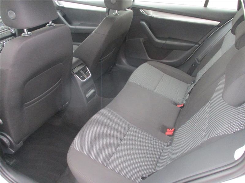 Škoda Octavia 2,0 TDI, serviska, digi klima, - fotka 14 z 49