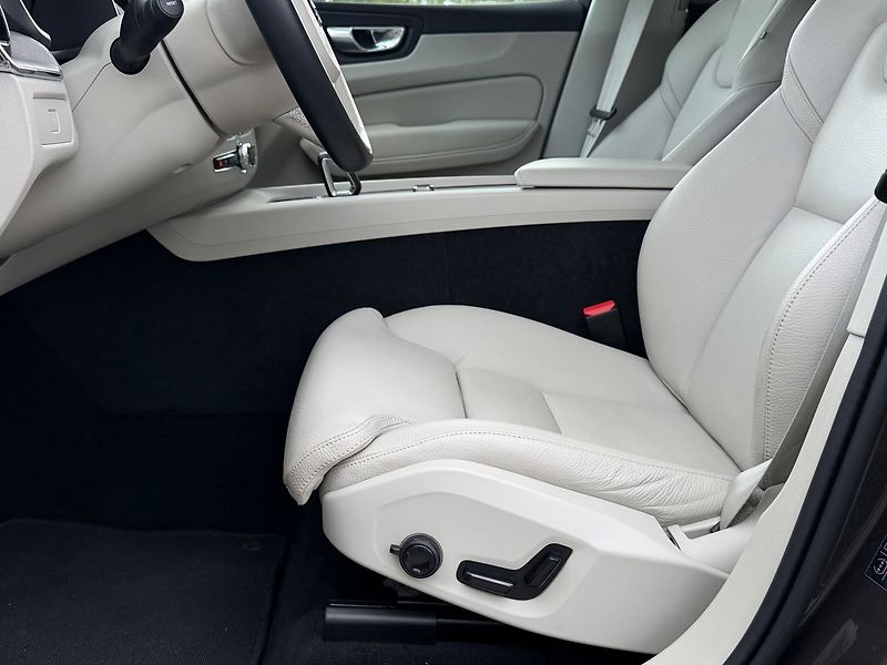 Volvo XC60 B5 AWD PLUS, LIGHT PAKET, ACC - fotka 10 z 24