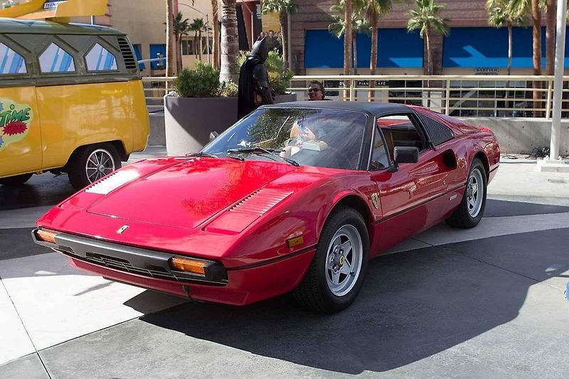 V právě znovu reprízované americkém seriálu Magnum si vedle hlavního hrdiny v podání Toma Sellecka zahrálo také červené Ferrari 308 GTS.
