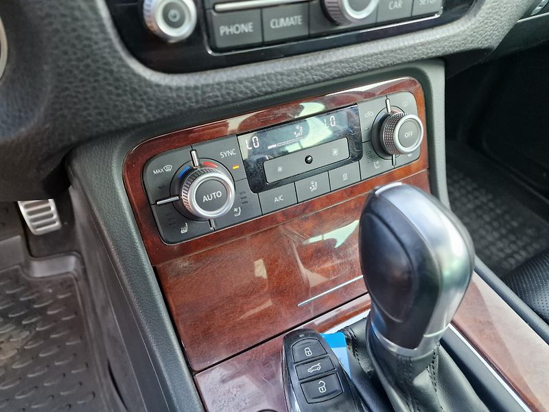 Volkswagen Touareg 4,2TDI V8 EXCLUSIVE - fotka 14 z 19