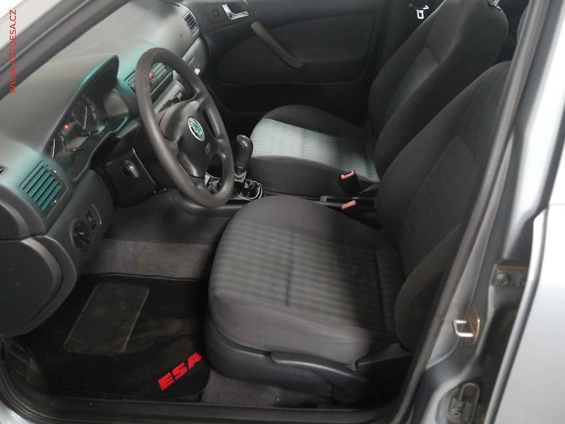 Škoda Octavia (2004) 1.6i, AC, park.asist - fotka 9 z 15
