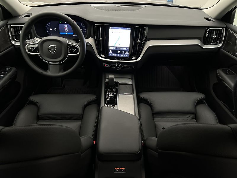 Volvo V60 B4 DARK PLUS 1. maj. - fotka 2 z 41