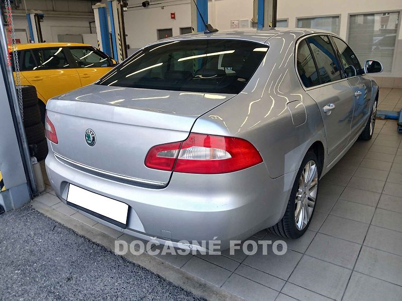 Škoda Superb (2008) 2.0 TDi, Elegance, AT - fotka 2 z 3