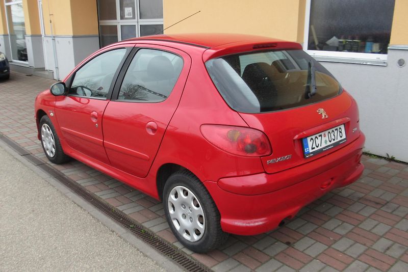 Peugeot 206 1.4i POJÍZDNÉ - NA OPRAVU - fotka 2 z 15