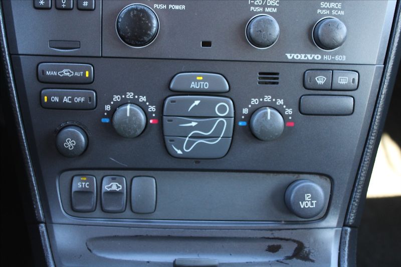 Volvo V70 2,4 D  NOVÉ V ČR,1.MAJITEL - fotka 12 z 18
