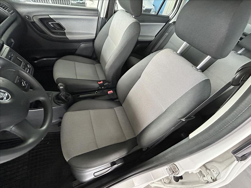 Škoda Fabia 1,6   TDI,KLIMATIZACE - fotka 13 z 16