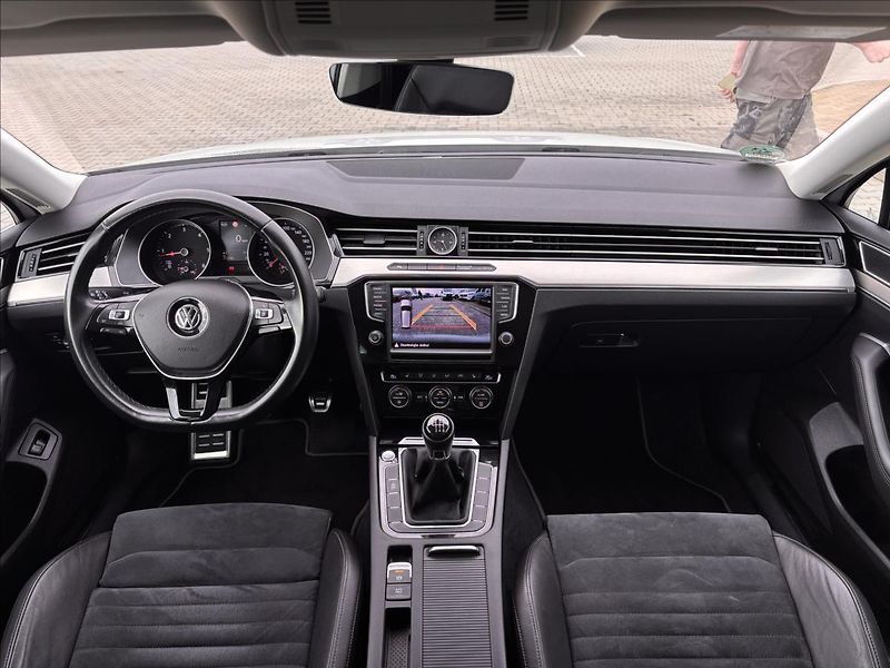 Volkswagen Passat 2,0 TDI 110kW BMT Highline - fotka 20 z 33