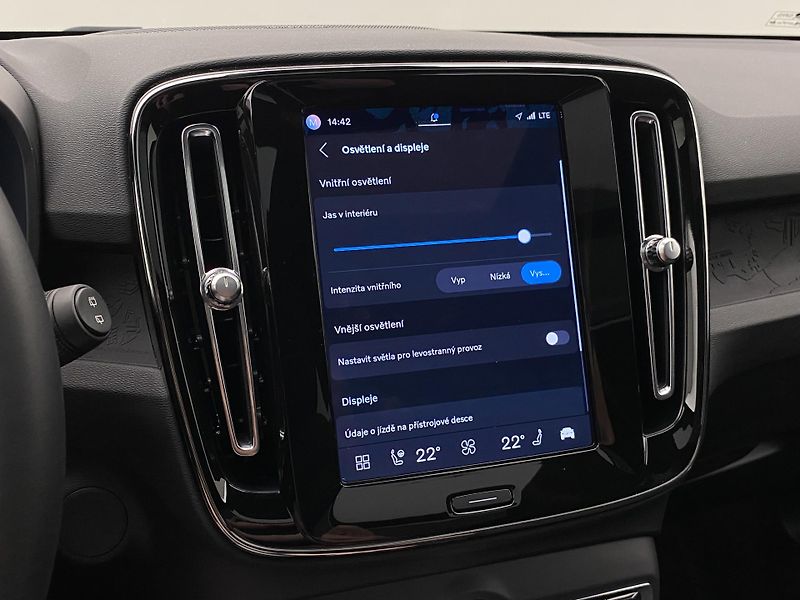 Volvo XC40 PURE ELECTRIC RECHARGE TWIN - fotka 49 z 58