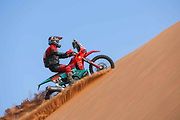 Účastníci Rallye Dakar zdolávají obrovské duny