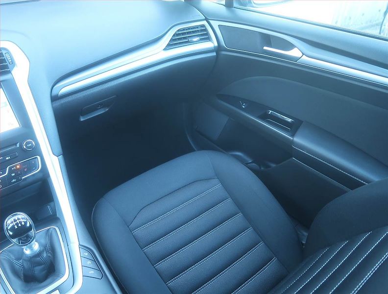 Ford Mondeo (2018) Titanium 2.0 TDCI, Navi - fotka 8 z 17