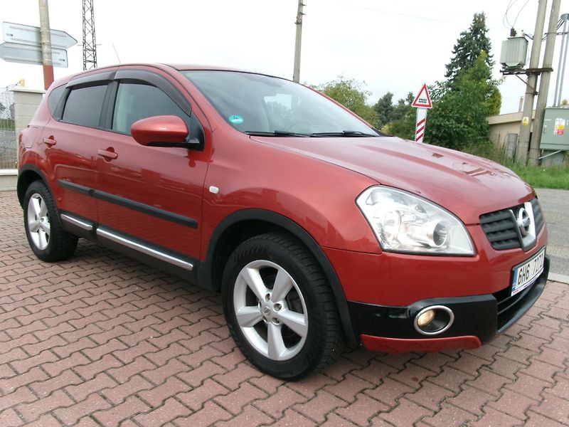 Nissan Qashqai (2007) 2,0i 4WD ALU AC TAŽNÉ BT TEMP - fotka 8 z 29