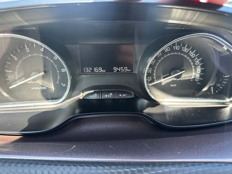 Peugeot 2008 (2014) 1.2T 60kw - fotka 17 z 22