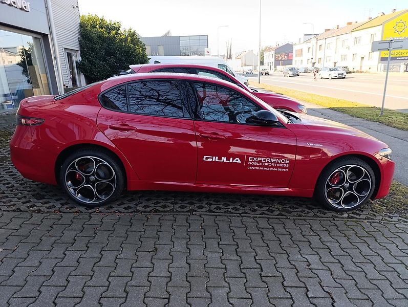 Alfa Romeo Giulia Veloce 2,0 Turbo 280k AWD - fotka 6 z 18