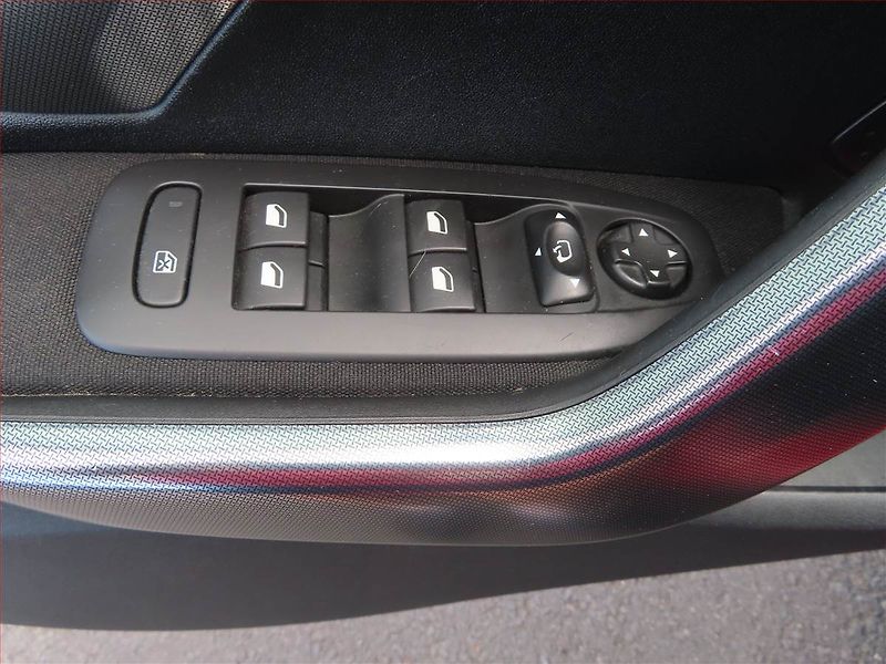 Peugeot 2008 (2017) 1.6 BlueHDi, Navi, Tempomat - fotka 16 z 20