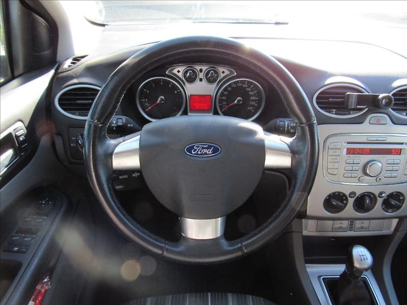 Ford Focus 1,6 74kW Combi - fotka 12 z 24