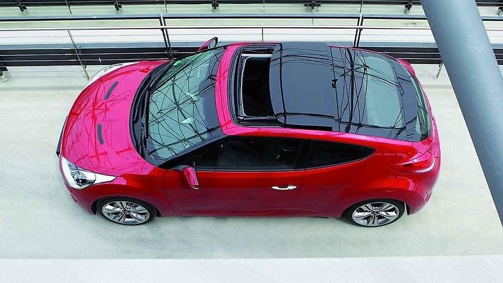 Hyundai Veloster s panoramatickou střechou.