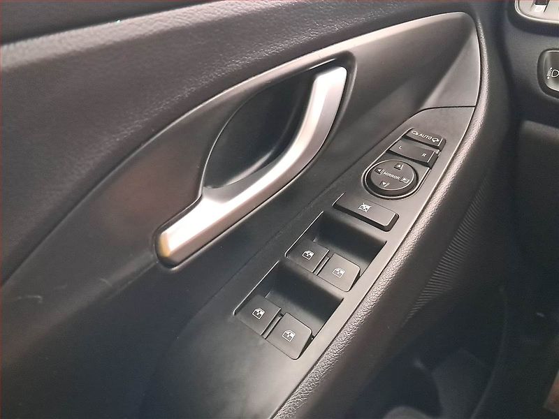 Hyundai i30 (2023) N-Line 1.5 T-GDI MHEV - fotka 16 z 18