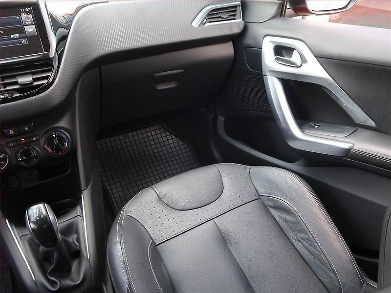 Peugeot 208 (2016) Style 1.2 PureTech, Navi - fotka 8 z 17