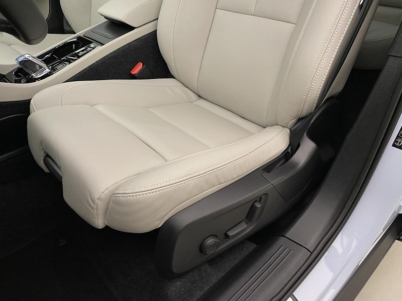 Volvo XC40 B4 DARK ULTRA AUT CZ - fotka 25 z 60