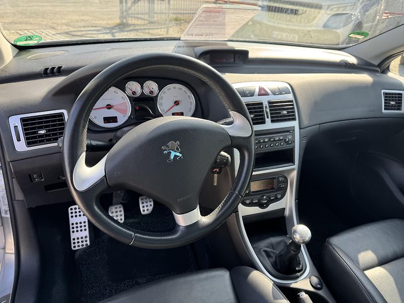 Peugeot 307 (2004) 2.0i 16v 100kw Kabriolet - fotka 22 z 30
