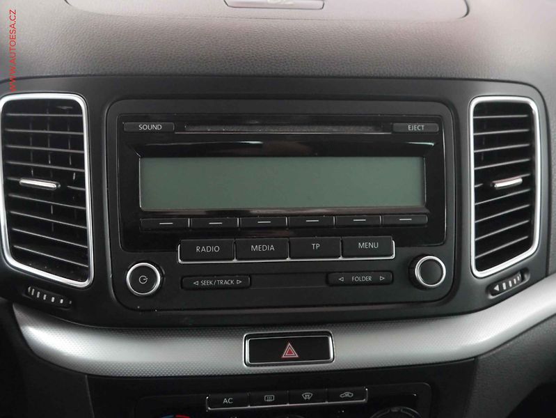 Volkswagen Sharan (2011) 2.0 TDi, AC, výhřev sed - fotka 17 z 20