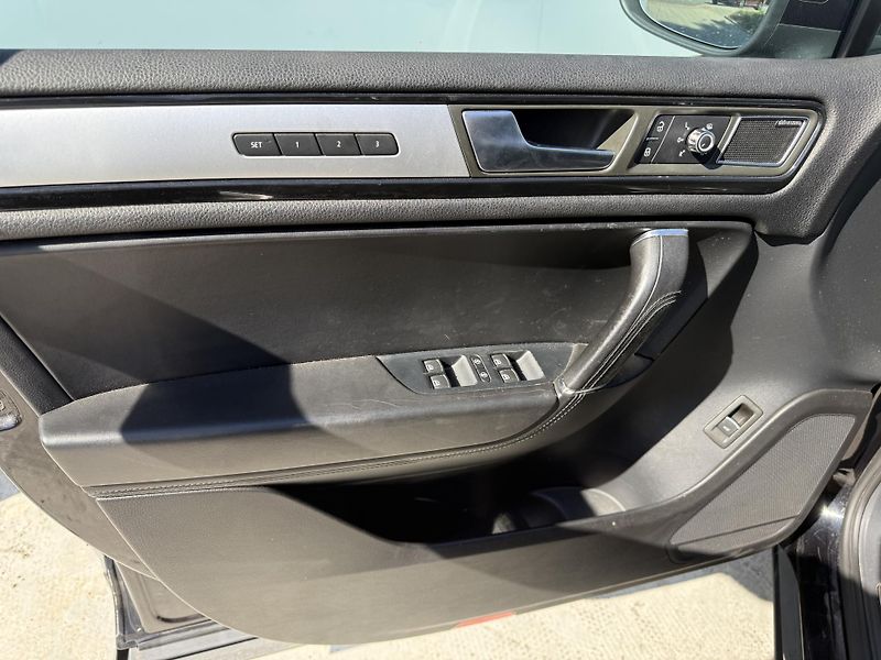 Volkswagen Touareg (2011) 3.0TDI R line 180kW - fotka 14 z 25