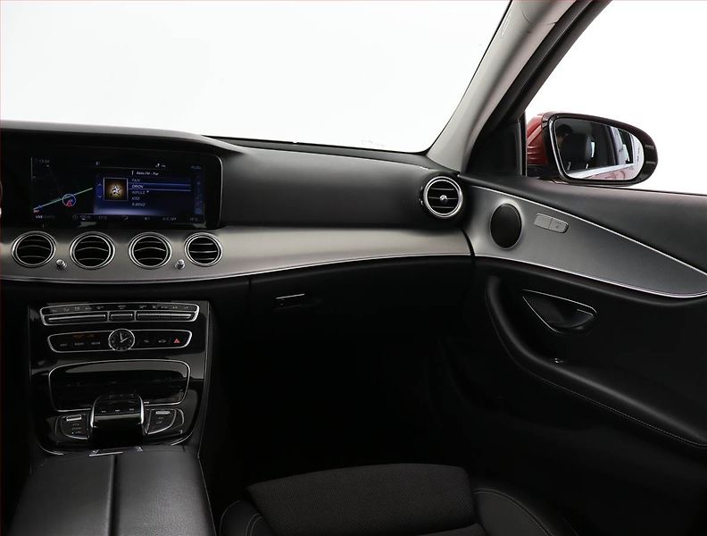 Mercedes-Benz Třídy E (2019) E 220 d - fotka 8 z 26