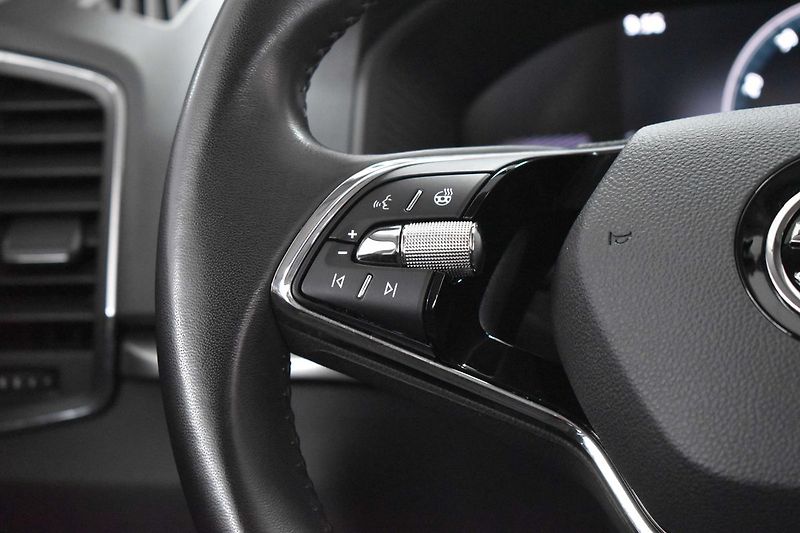 Škoda Karoq 1.5 TSI TAŽNÉ*KAMERA*DPH*ČR 1M - fotka 18 z 39
