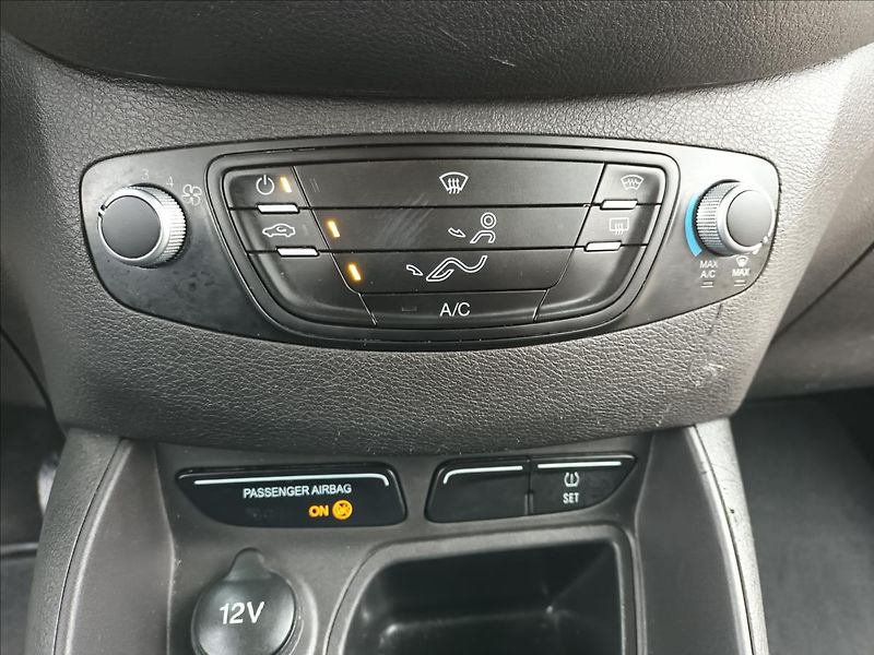 Ford Tourneo Courier 1,5 TDCI,ČR,SERVISKA,ROZVODY - fotka 31 z 37